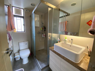 浴室保養不俗，設通風窗及獨立淋浴間。