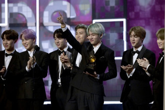 2019年第61届格林美， BTS获邀担任颁奖嘉宾。