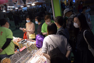 美食嘉年华首日开锣，逾百市民入场抢购心头好。