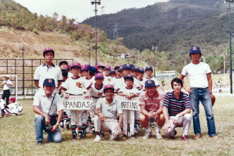 盧光輝在1982年創辦 「沙燕」少年棒球隊，並親自擔任教練。