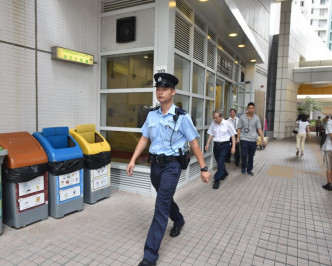 警方到場保安員協助調查。楊偉亨攝