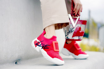 換上紅色設計的Viv' Run Lovely波鞋,跟Mini Lovely RV Bag成絕配。