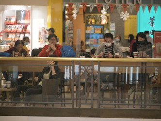 不少市民坐在商場餐廳內消遣。