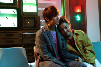 姜B拍新歌《爱情签证申请》MV，奉旨跟女主角Tammy拍拖。