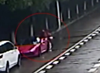 女大生连人带车撞上法拉利。网上图片