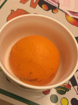 不願用保鮮紙，直接將橙向下放。連登網上討論區圖片