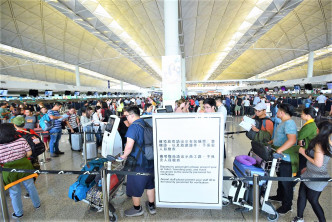 机场陆续恢复航班升降，但全日仍有200多班机取消。