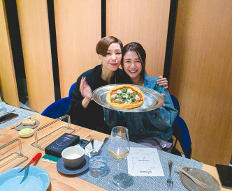 江嘉敏今月初和伍姑娘一齊食Pizza。