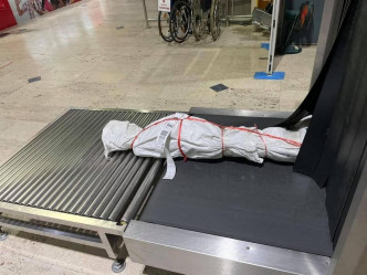 泰國機場一件行李包裹得酷似屍體。香港泰國文化協會圖片
