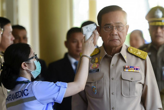 檢疫人員為泰國總理巴育量度體溫。AP資料圖片