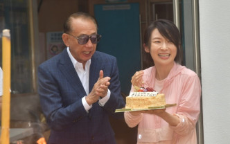 周家怡获送上蛋糕补祝42岁生日，杨老板就笑她做了英皇一姐好耐啦！