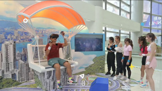 奶仔试VR跳伞体验。
