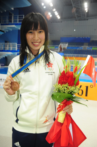 刘彦恩在一○广州亚运时夺得奖牌兼庆祝生日。 资料图片