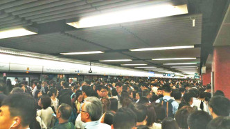 ‎ 中環站港島綫月台非常擠迫。網民林恒安圖片‎