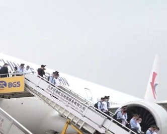 航班今早抵达北京机场94名疑犯移交予中国。网图