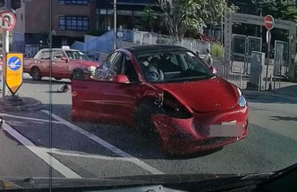 私家車車頭損毀，車上一名乘客受傷。網上片段截圖