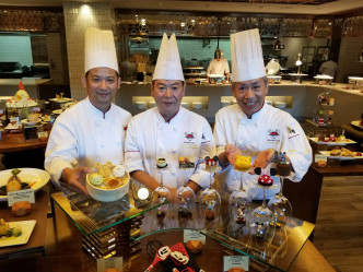 （左起）厨师长胡发祺、行政西厨麦锦驹、总饼师陆继光。