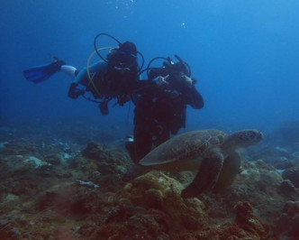 Kara(右) 自小喜歡動物，在台灣小琉球考取海龜保育員資格。