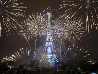 因新冠肺炎疫情而关闭9个月的巴黎艾菲尔铁塔今日重新开放。AP资料图片