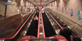 该站总共有多达91部扶手电梯。 影片截图