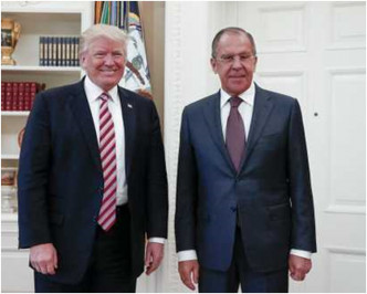 塔斯社在會後突然公開發布特朗普（左）和拉夫羅夫合照，令白宮大感尷尬。AP