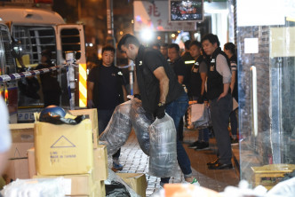 大批警员围封「国难五金」店铺，带走多箱物品。