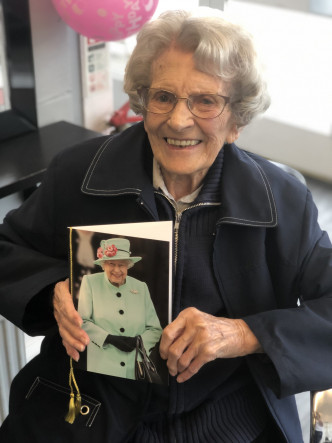 婆婆庆祝106岁时影。图片：Sandwell and West Birmingham NHS Trust