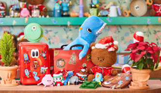 聖誕攤位售賣毛公仔、聖誕裝飾、磁貼、貼紙、個人化手機殼等多款商品。