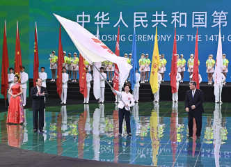 林鄭月娥揮舞全運會會旗。新華社圖片