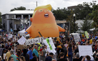 「特朗普寶寶」熱氣球是把特朗普變成一個穿了尿布的巨嬰，盡情挖苦。AP
