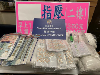 警方捡获大量证物，包括避孕套及润滑剂。警方图片