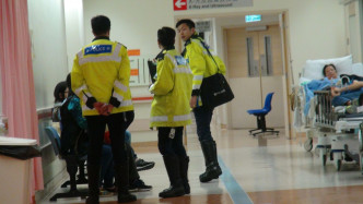 交通警員到威爾斯醫院了解事件經過。 梁峰國攝