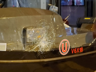 元朗洪福邨五辆巴士遭扑爆车头玻璃。
