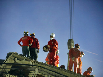 救援人员加紧在瓦砾中搜救。AP图片