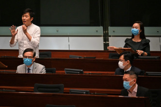 陈凯欣发言期间，多名民主派议员质疑她无权动议议案及发言。