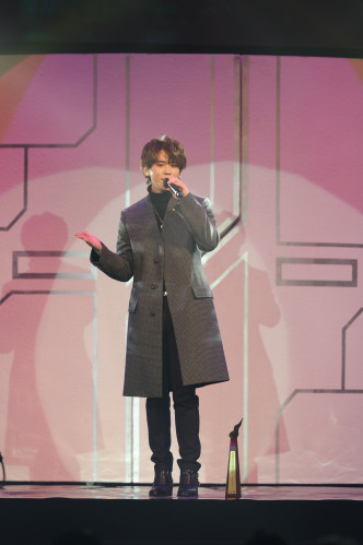 姜濤在叱咤攞獎時上台唱《蒙着嘴說愛你》被讚，令花姐最開心。