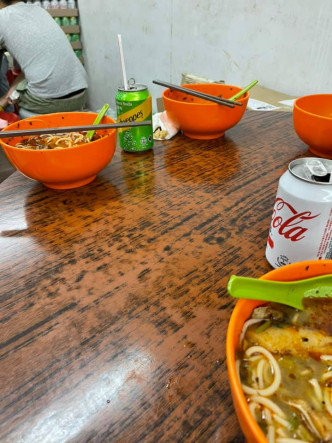 港男用餐时，发现邻桌食客食剩半碗米线便离开。FB图片
