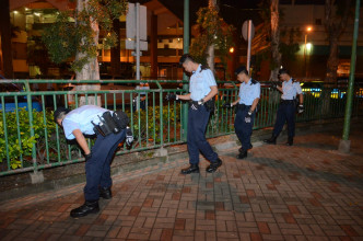 大批警员在场作地毯式搜索。