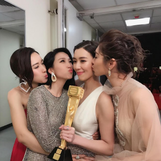 黃智雯憑《三個女人一個「因」》曾奪取星馬雙視后，胡說八道好姊妹李施嬅、姚子羚等吻賀她。