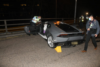 跑車車身嚴重損毀，車頂變形，車頭亦冒出白煙，零件散落一地。