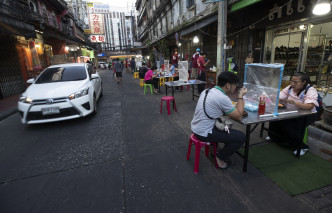 新冠肺炎疫情重創泰國旅遊業，首都曼谷小餐館是少數被允許開業的企業之一。 AP