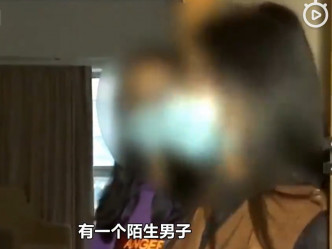 云南两名女子出游住酒店时，凌晨时发现一名陌生男子闯入房间。网上片段截图