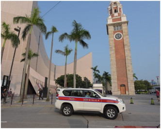 警員在維港兩岸戒備。