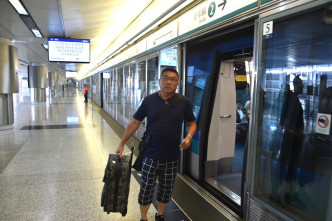 早上11時，機場快綫恢復列車服務，市區預辦登機手續繼續暫停。