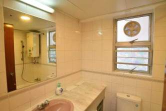 浴室配有抽气扇及窗户，相对通风乾爽。