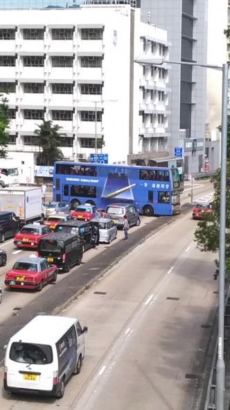 巴士拦住太子道东。交通突发报料区Cheung Yu Yeung图片