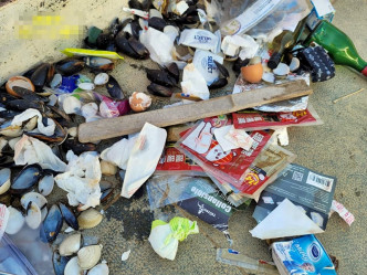 有行山客遺下大量垃圾，包括青口殼、用過的口罩及酒樽等。「西貢牛」Facebook圖片