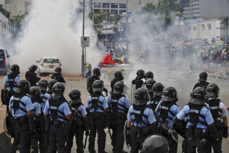 香港示威者與警方爆發激烈衝突。AP圖片
