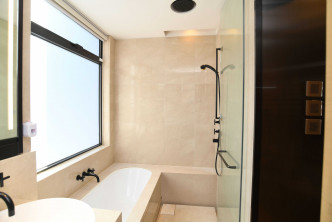 套房有足夠淋浴位置，浴缸旁有大窗
