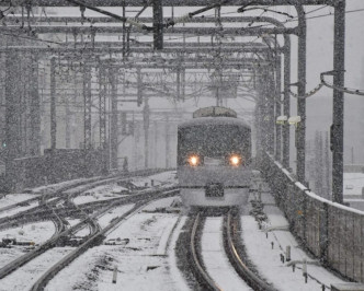 日本首都圏今下起大雪，陆空交通大受影响。网图